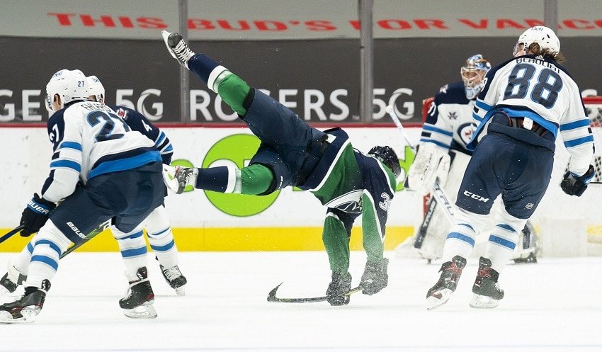 Dubois scores in OT, Winnipeg beats Vancouver 4-3 !