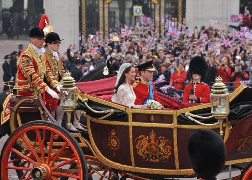 Prince William and Duchess Kate are still gold on their 10th wedding anniversary !