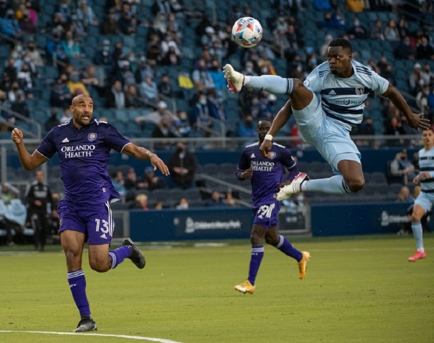 Goal-scoring maestros Chicharito and Raul Ruidiaz square off when Seattle Sounders host LA Galaxy !